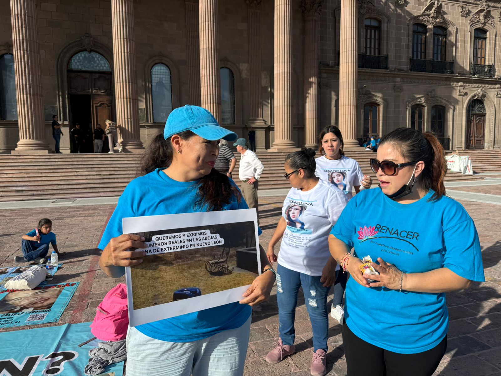 Integrantes del Colectivo Renacer durante una acción pública en Monterrey